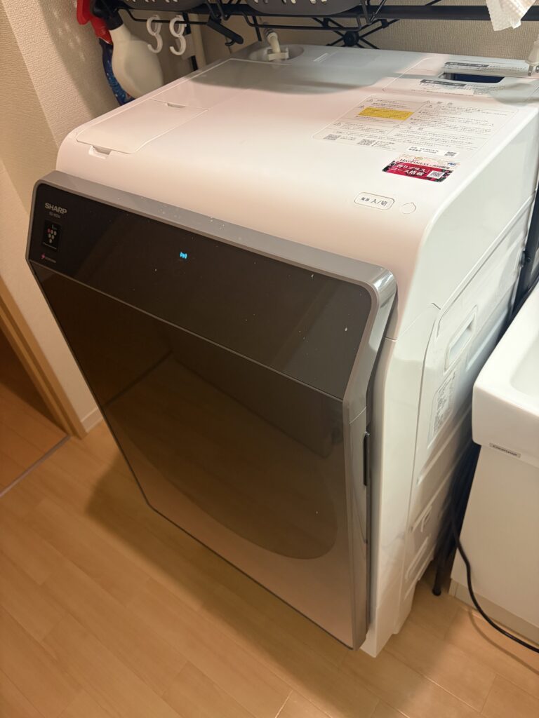 シャープ ドラム式洗濯機 ES-W514 を洗面所に設置した様子