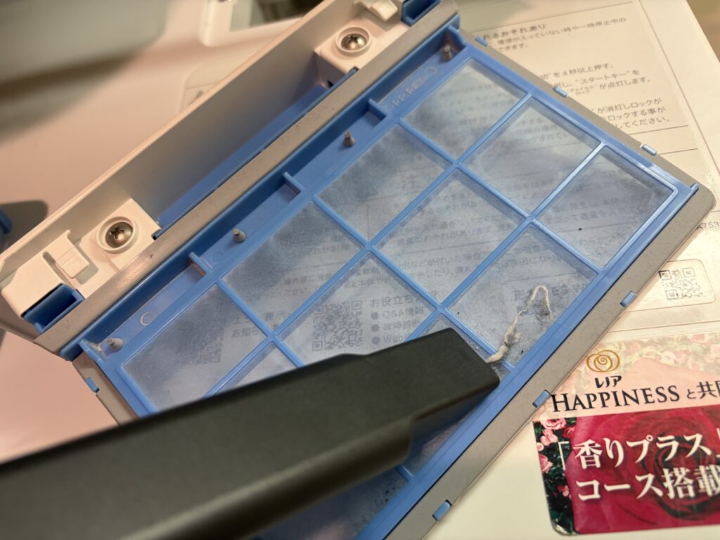 ハンディクリーナーで掃除した後のきれいなフィルタ