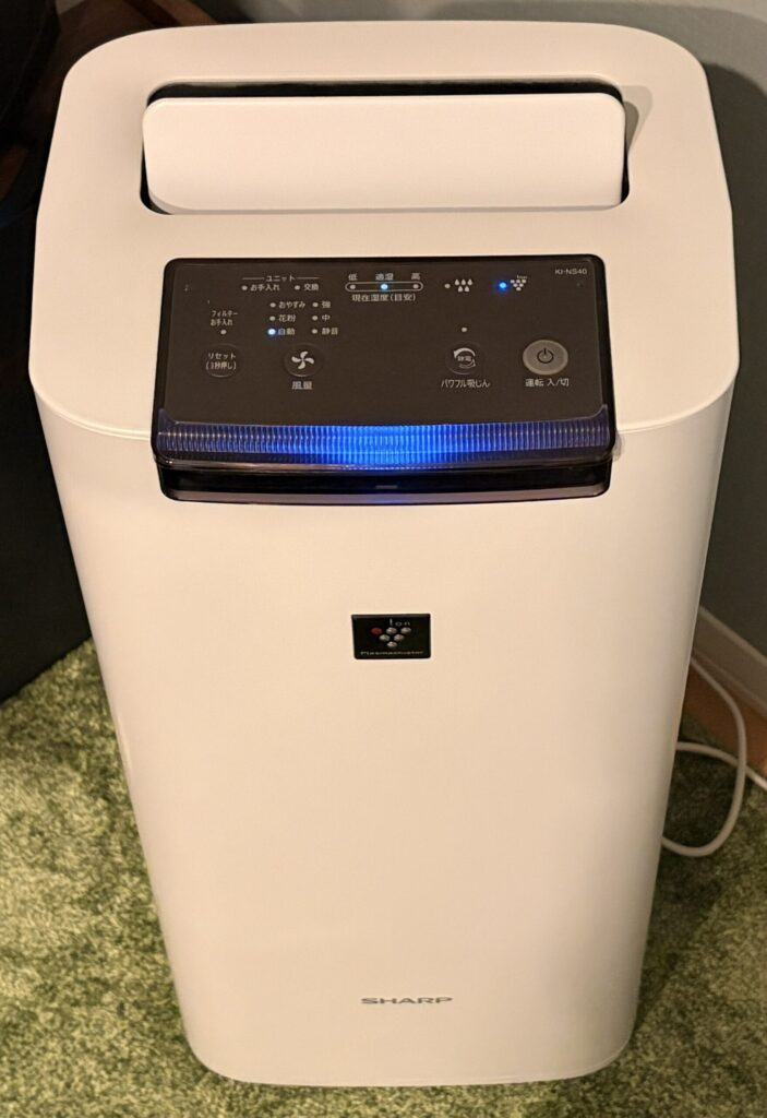 シャープ空気清浄機 KI-NS40-W リビングに設置した様子