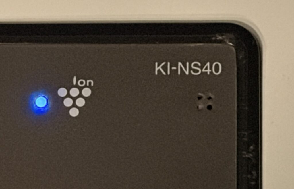 シャープ空気清浄機 KI-NS40-Wの正面アップ