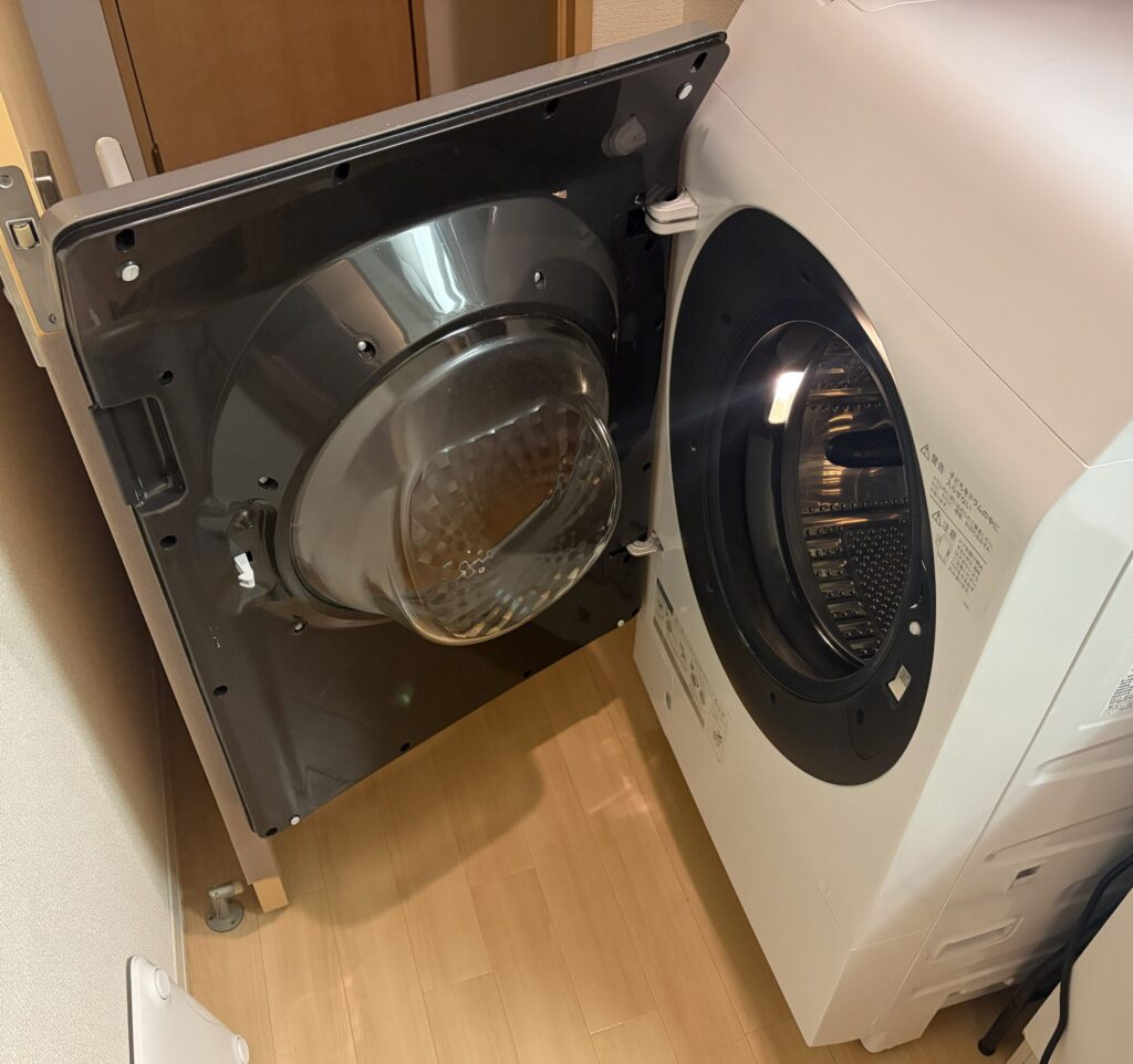 賃貸の脱衣所でドラム式洗濯機のドア向きが逆で手狭な様子