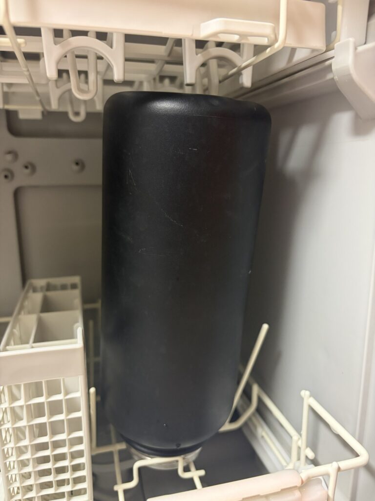 1L水筒を下段右側にギリギリ入れた様子