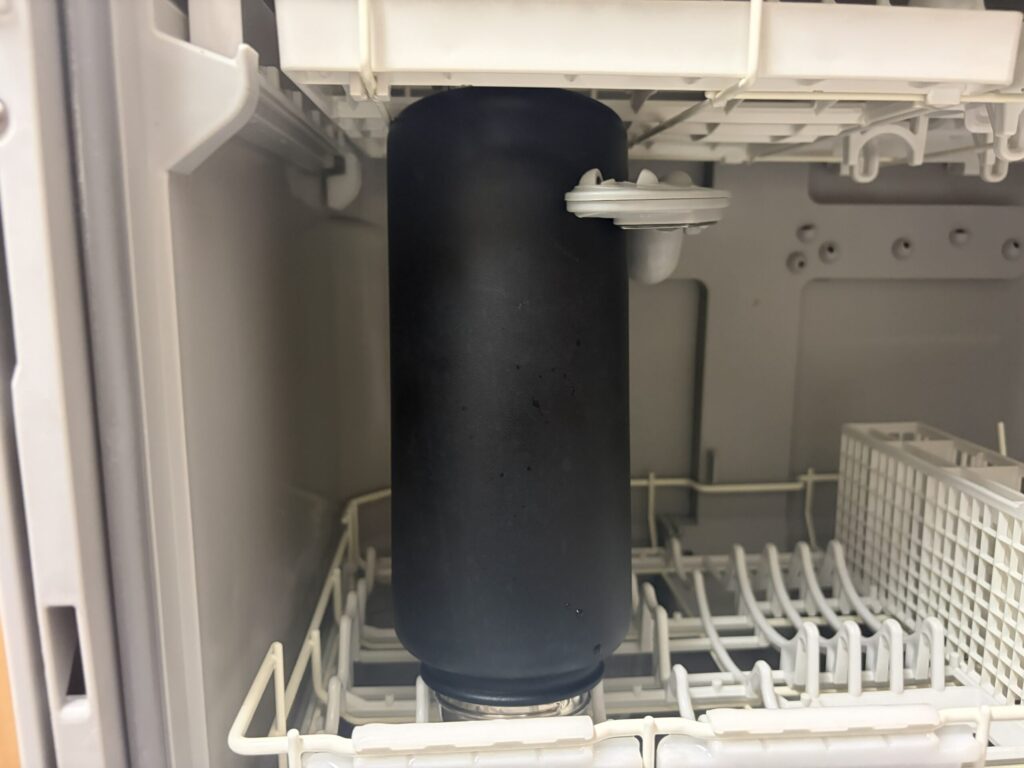 1L水筒が下段左側でスプリンクラーに当たる様子