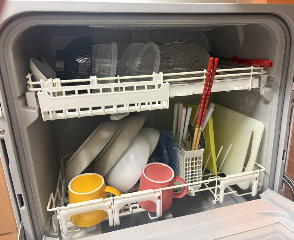 食洗機の庫内に二人分の食器を入れた状態